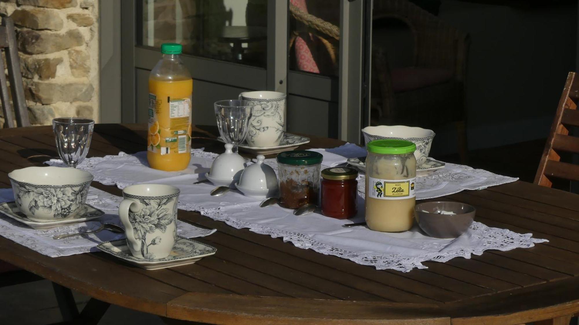 La Petite Lande Bed & Breakfast Menil ภายนอก รูปภาพ