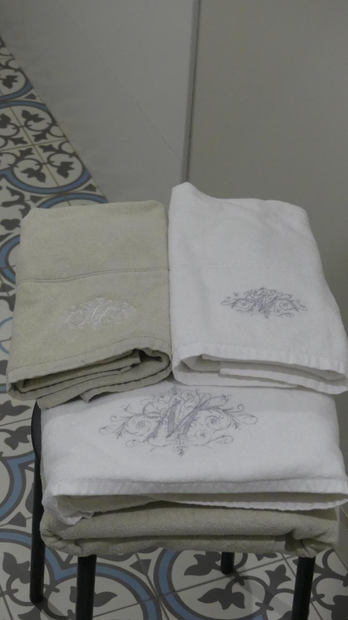La Petite Lande Bed & Breakfast Menil ภายนอก รูปภาพ